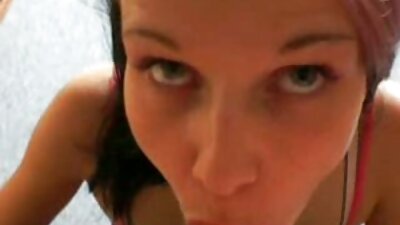Una ragazza nera nella sua film porno di scambisti uniforme sta prendendo un cazzo in bocca