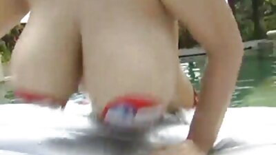Una bambina con i vogliooporno tatuaggi e un grosso culo sta facendo sesso anale davanti alla telecamera