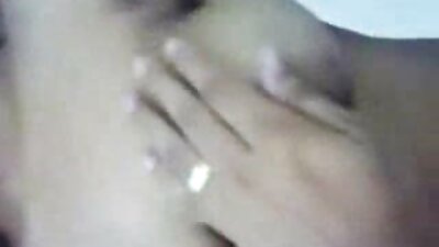 Una ragazza con le tette di silicone sta mettendo le dita su un cazzo filmponogratis