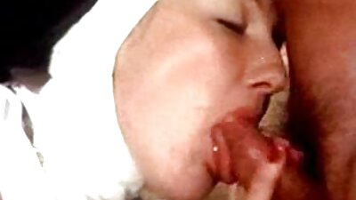 Una ragazza affascinante succhia il cazzo e fa una sega con sito film porno i piedi prima del sesso anale